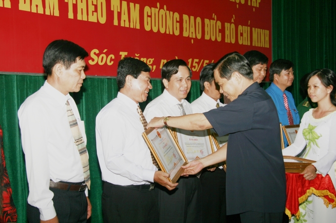 Đồng chí Võ Minh Chiến UVTW Đảng - Bí thư Tỉnh uỷ trao Bằng khen của UBND tỉnh cho các tập thể tiêu biểu.